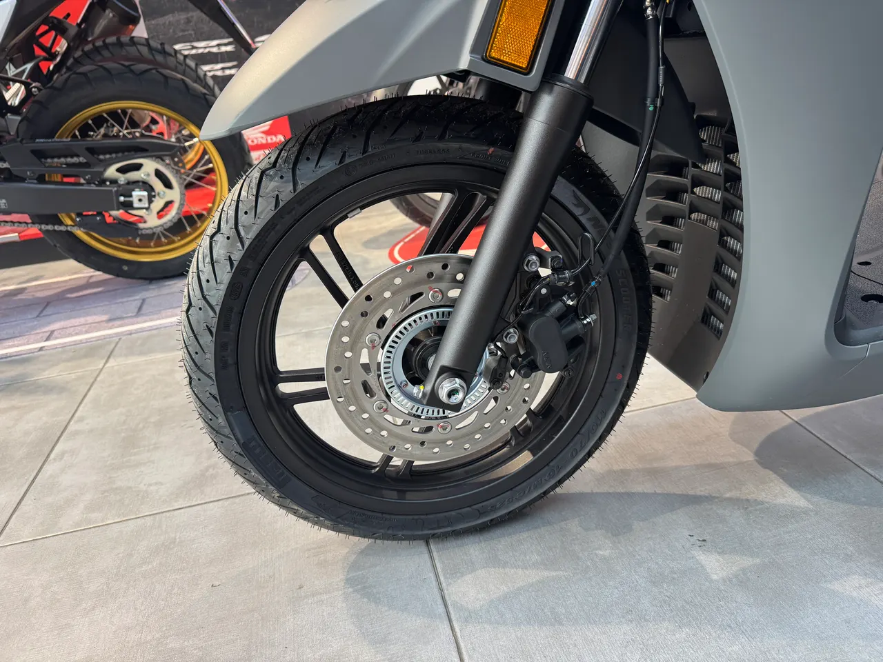 Rueda delantera de Honda SH 350i gris