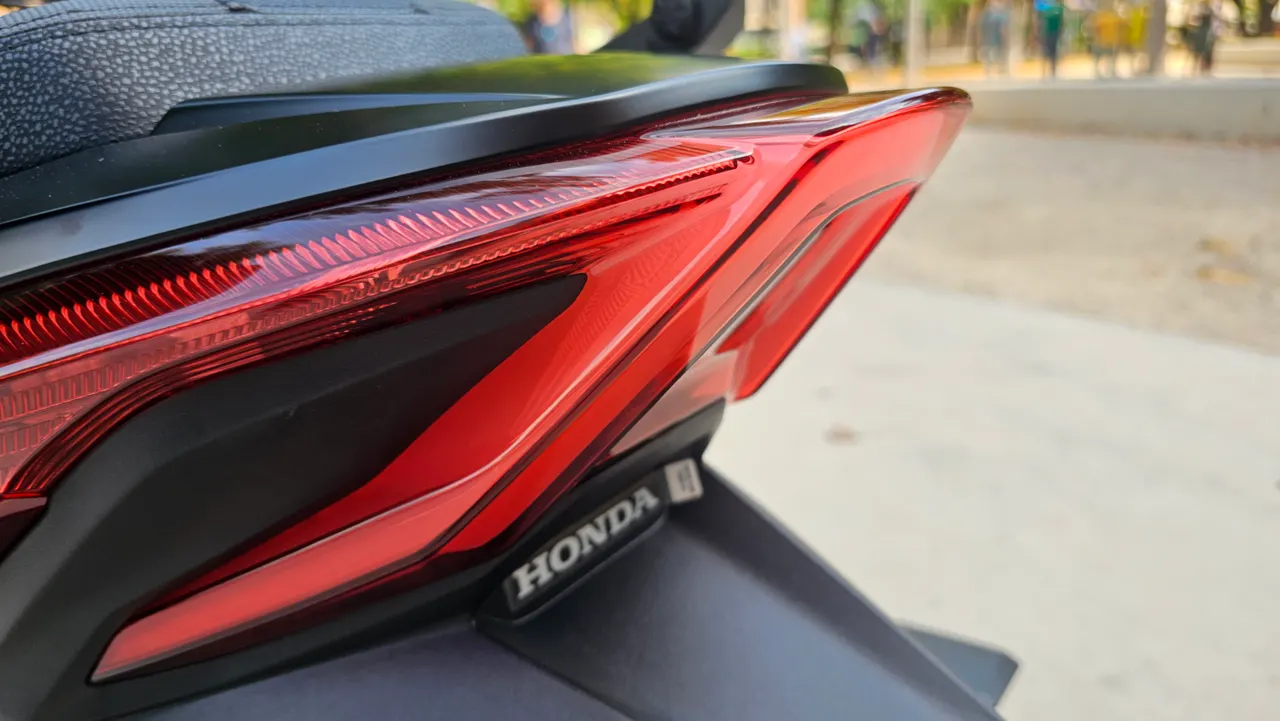 Luz trasera roja de scooter Honda Forza 350