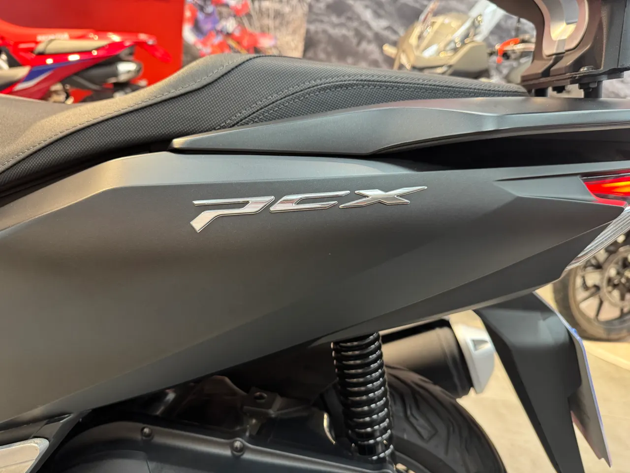 Insignia PCX en el lateral de una moto Honda