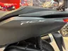 Insignia PCX en el lateral de una moto Honda