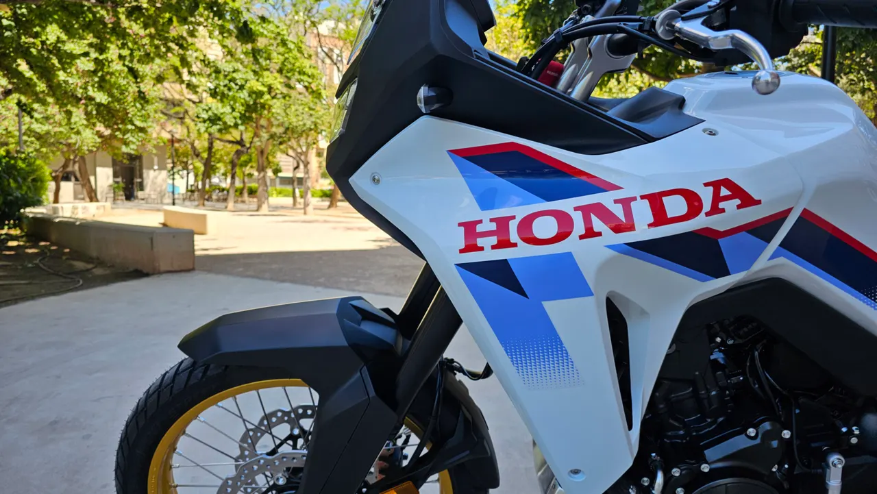 Honda Transalp 750 blanca con detalles azules y rojos
