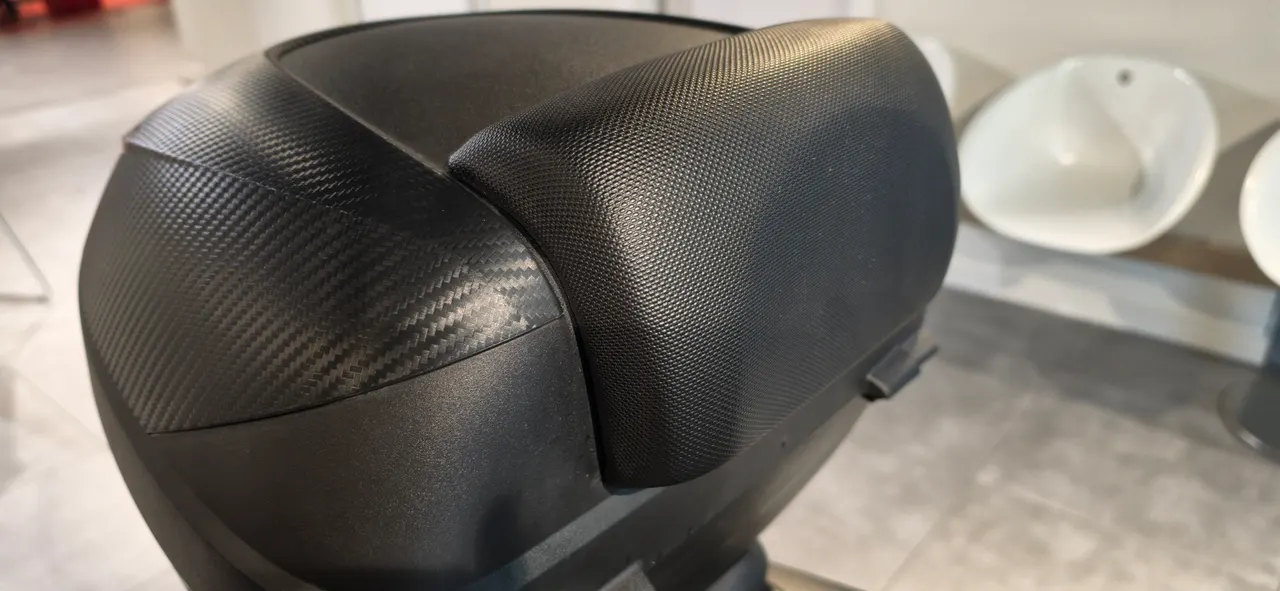 Baúl trasero de moto Honda PCX 125 con acabado en carbono