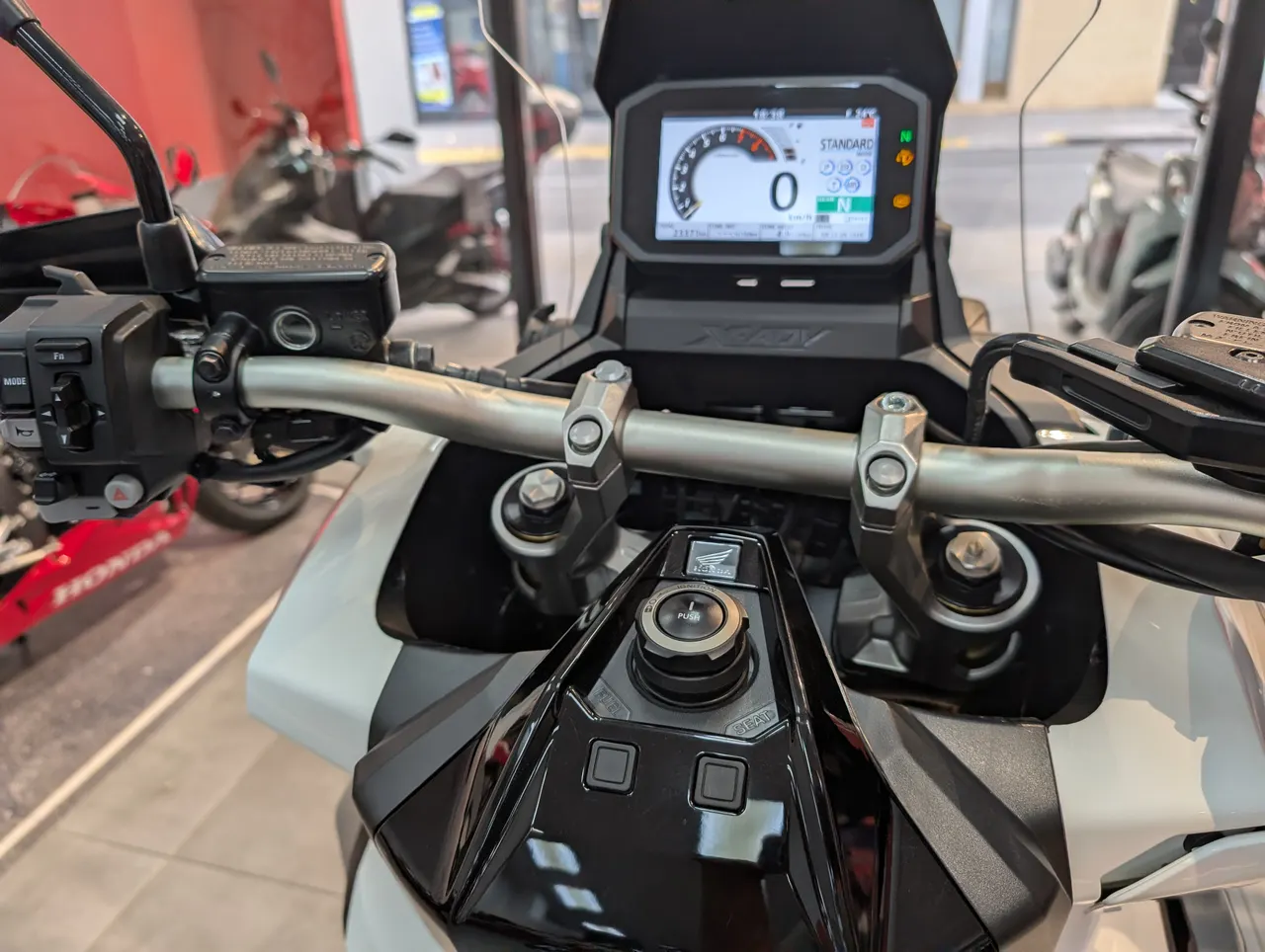 Panel de control digital y manillar de una moto Honda X-ADV