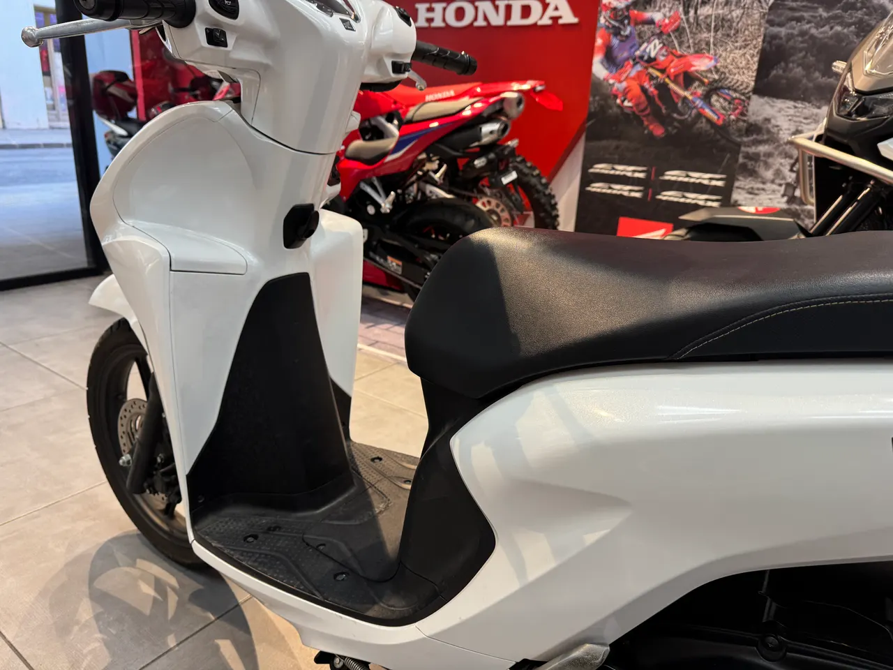 Scooter Honda Vision blanca