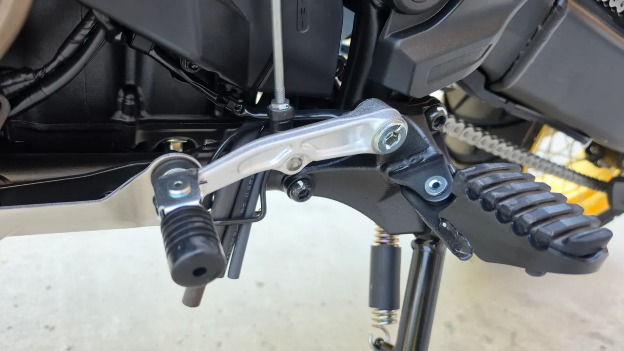 Detalle de la palanca de cambios y estribera izquierda de una Honda Africa Twin
