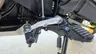 Detalle de la palanca de cambios y estribera izquierda de una Honda Africa Twin