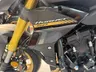 Detalle frontal de una moto Honda Hornet SP negra con detalles dorados.