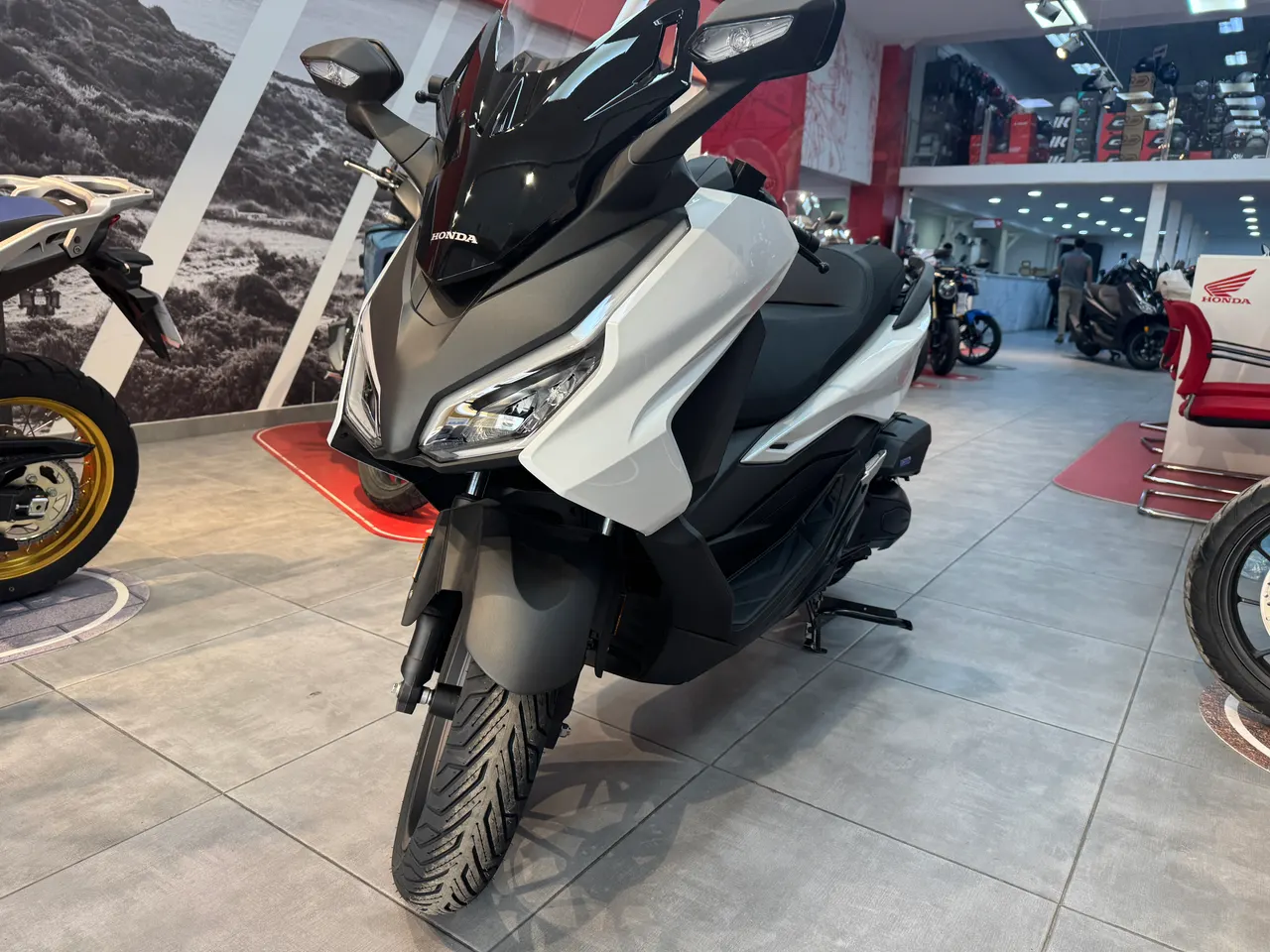 Scooter Honda Forza 125 blanco perlado en exposición