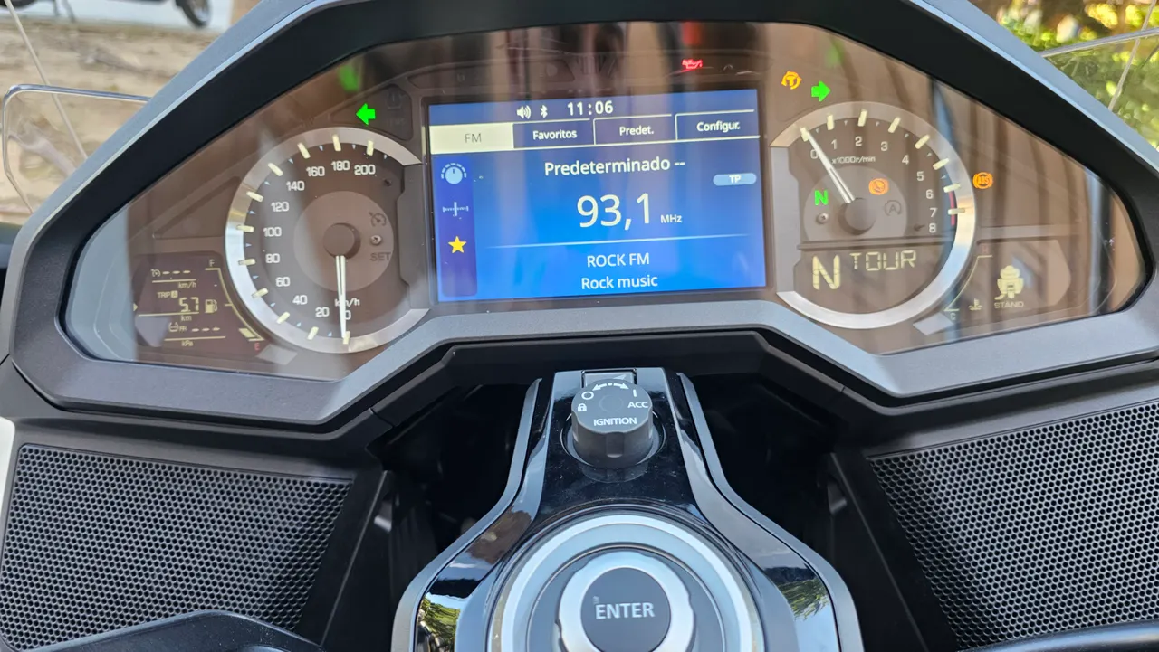 Panel de instrumentos digital y analógico de una Honda Gold Wing DCT mostrando la radio FM.