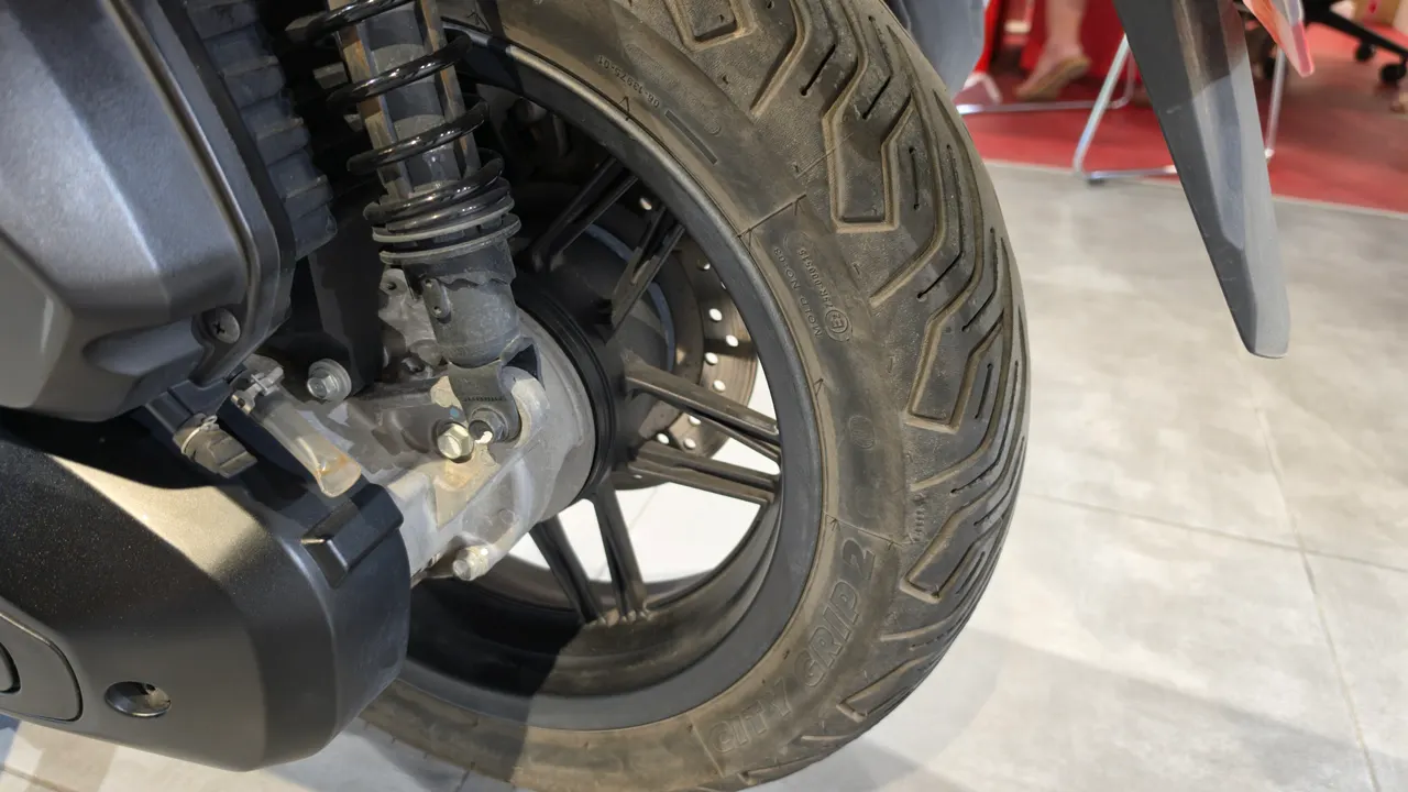 Detalle de la rueda trasera de una Honda Forza 125