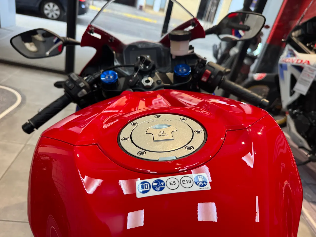Vista frontal de una moto Honda CBR 600RR roja