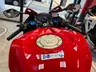 Vista frontal de una moto Honda CBR 600RR roja