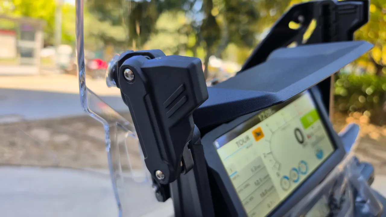 Pantalla digital y parabrisas de una Honda Africa Twin