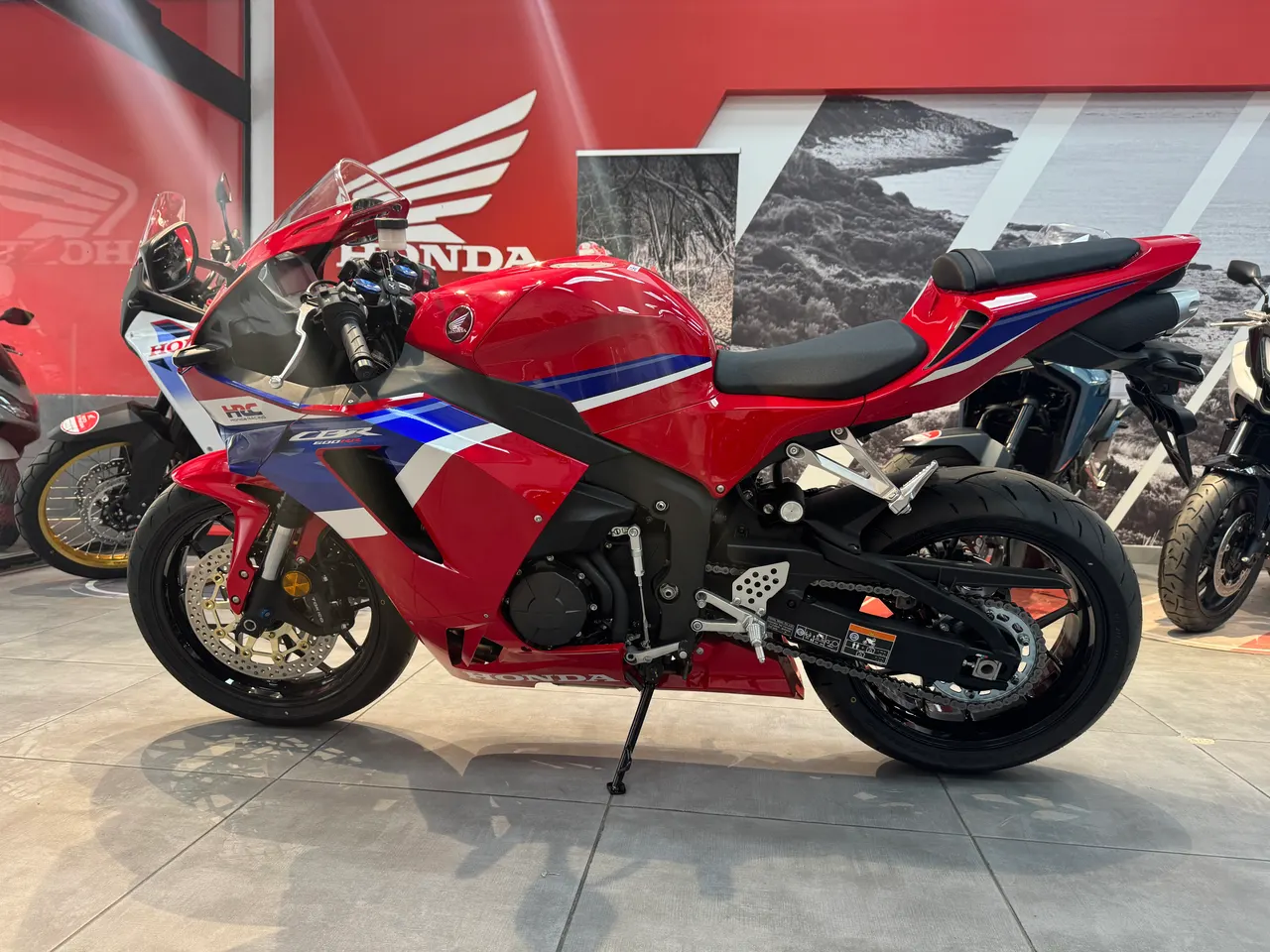 Honda CBR 600RR roja en concesionario