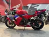 Honda CBR 600RR roja en concesionario