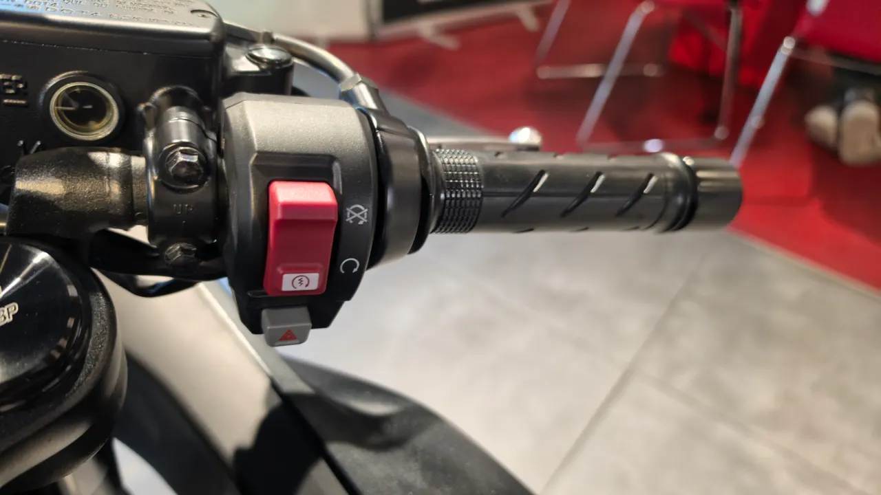 Detalle del manillar de una Honda CBR650R