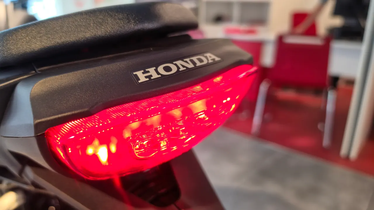 Detalle de la luz trasera LED de una moto Honda CB125R