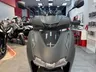 Vista frontal de una moto Honda SH 350i en color gris rock mate NH-C70.