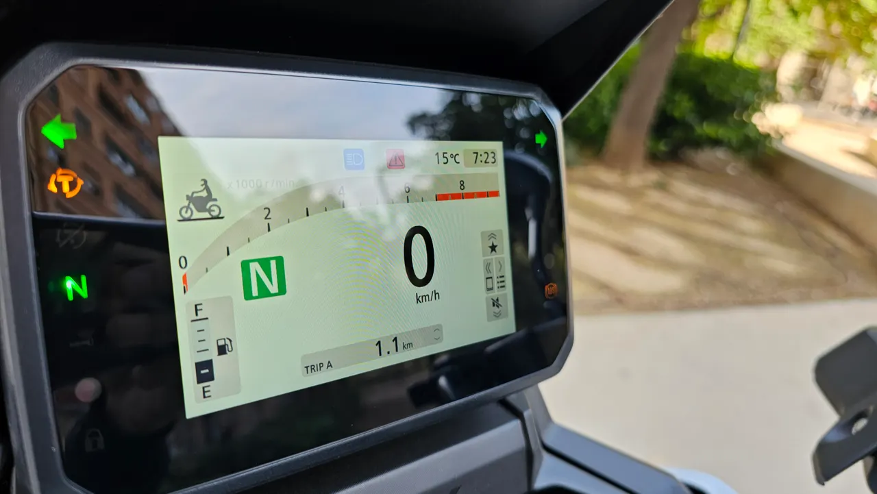 Pantalla digital de la Honda X-ADV mostrando velocidad, marcha y nivel de combustible