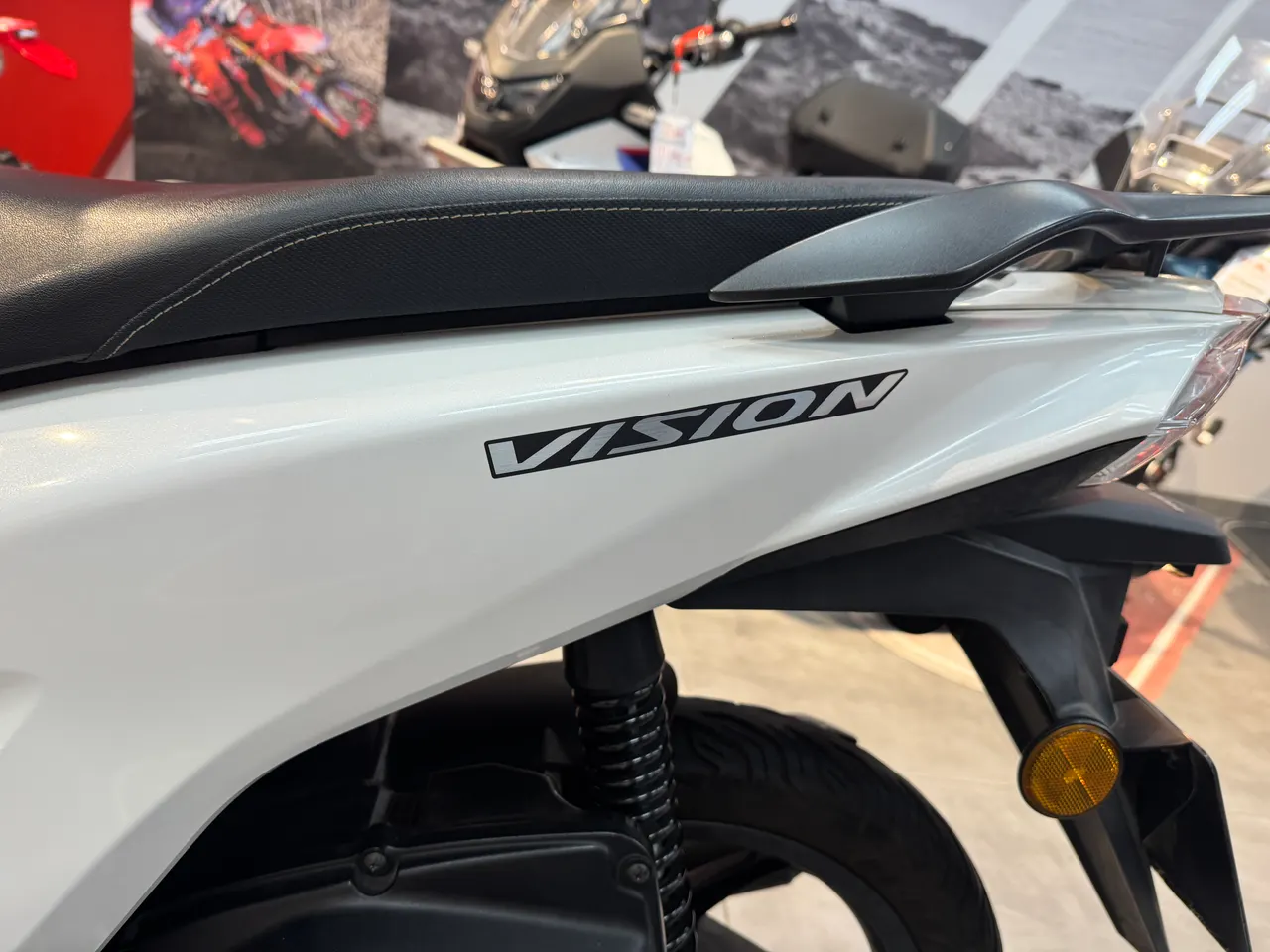 Detalle lateral de una moto Honda Vision blanca