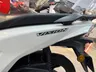 Detalle lateral de una moto Honda Vision blanca