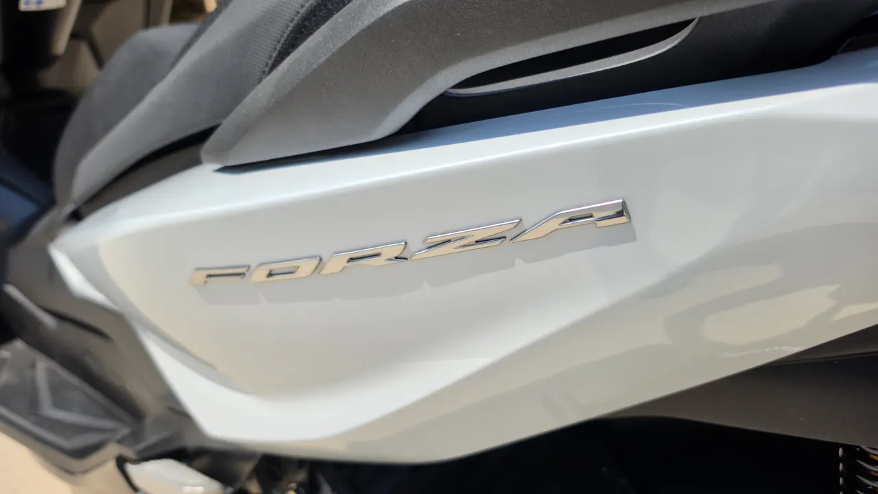 Emblema Forza en scooter Honda Forza 125 blanca