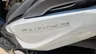 Emblema Forza en scooter Honda Forza 125 blanca