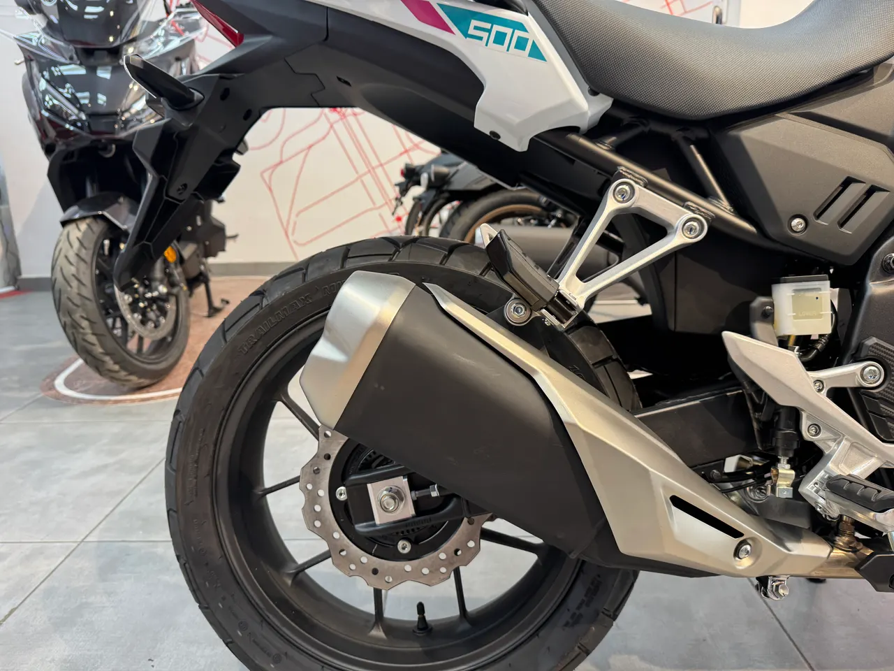 Parte trasera derecha de una Honda NX500 E-Clutch blanca