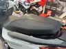 Asiento negro y parte trasera blanca de una Honda Forza 125