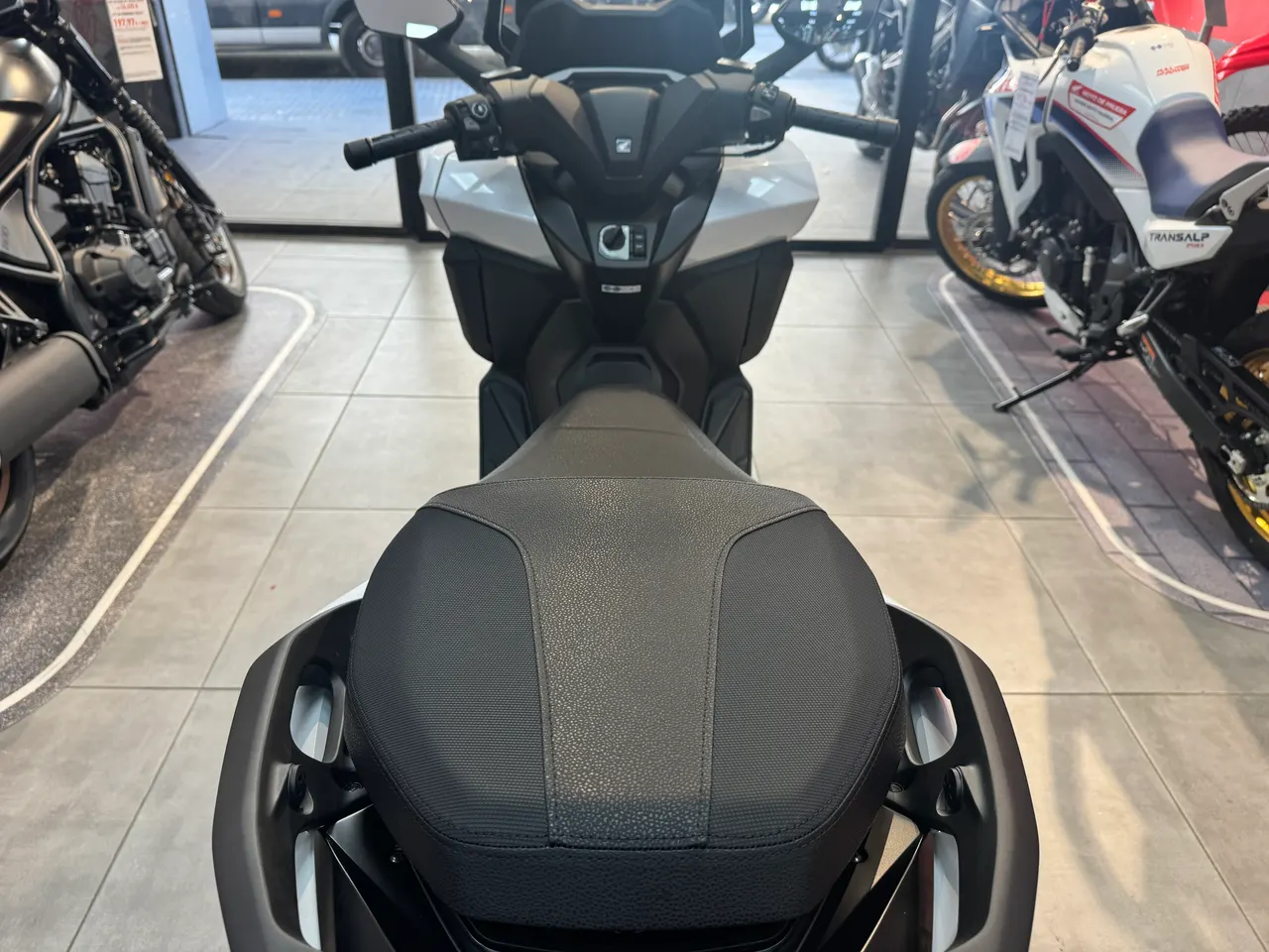 Vista trasera de scooter Honda Forza 125 blanco perlado