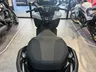Vista trasera de scooter Honda Forza 125 blanco perlado