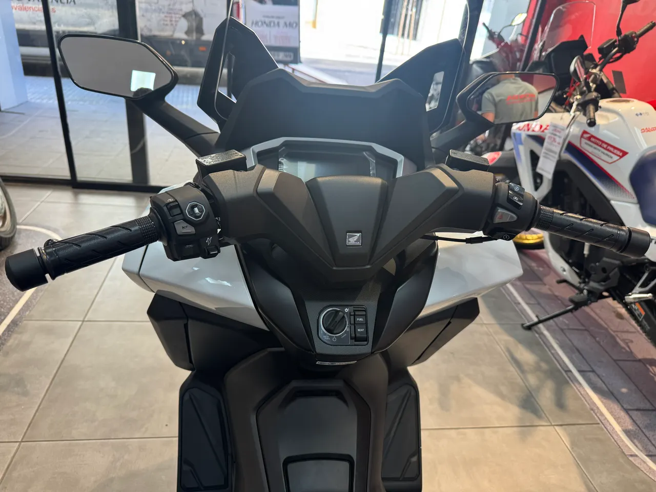 Vista frontal de la Honda Forza 125 blanca