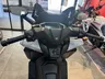 Vista frontal de la Honda Forza 125 blanca