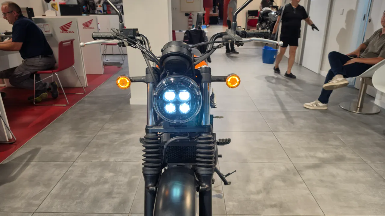 Vista frontal de una moto Honda CL500 de ocasion revisada y con garantia