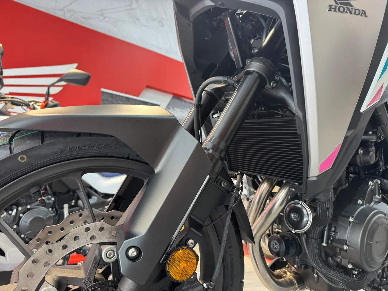 Detalle frontal de la Honda NX500 E-Clutch blanca