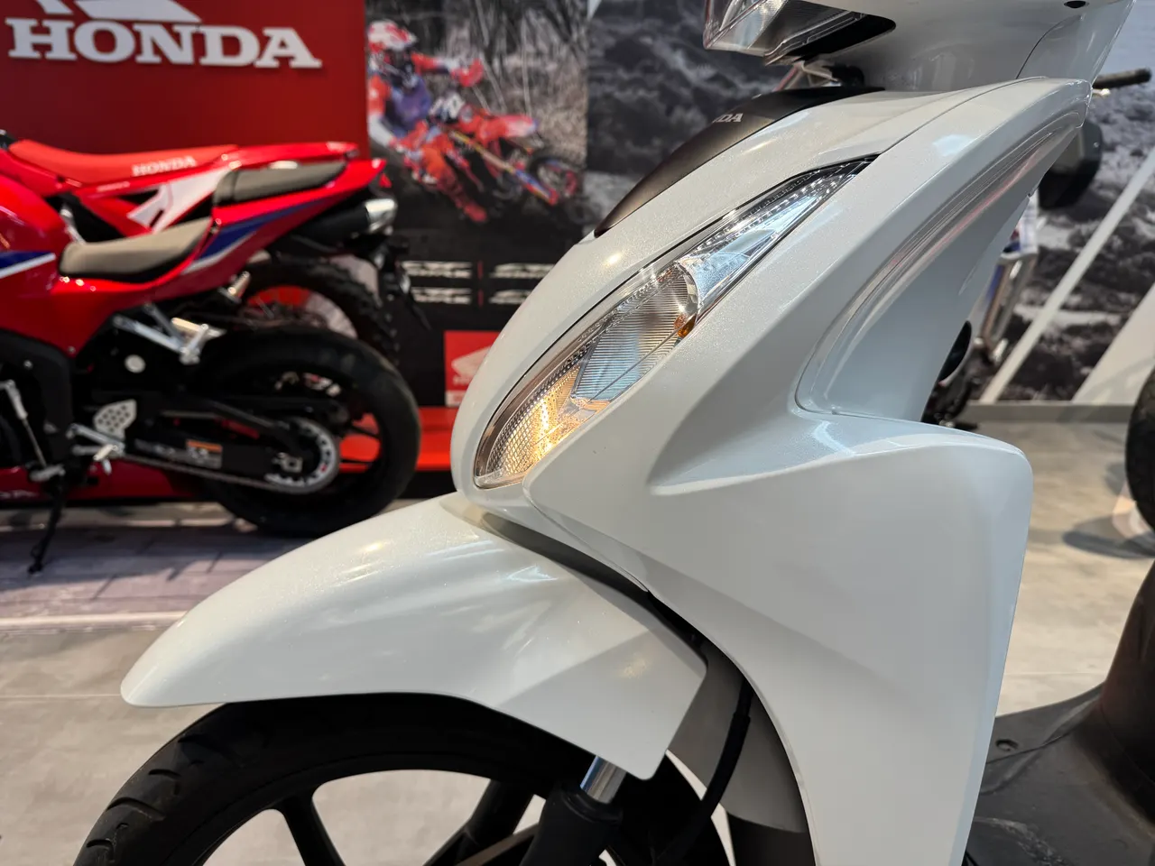 Scooter Honda Vision blanca de frente