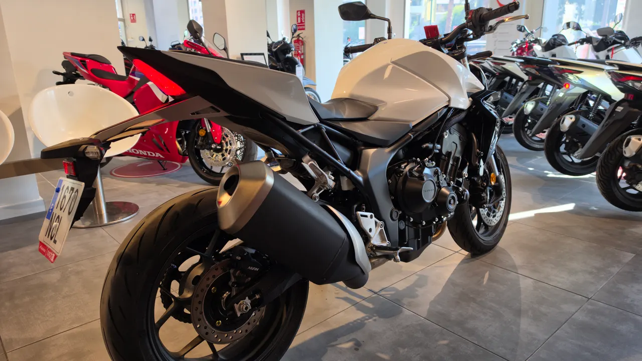 Honda Hornet 1000 blanca en concesionario
