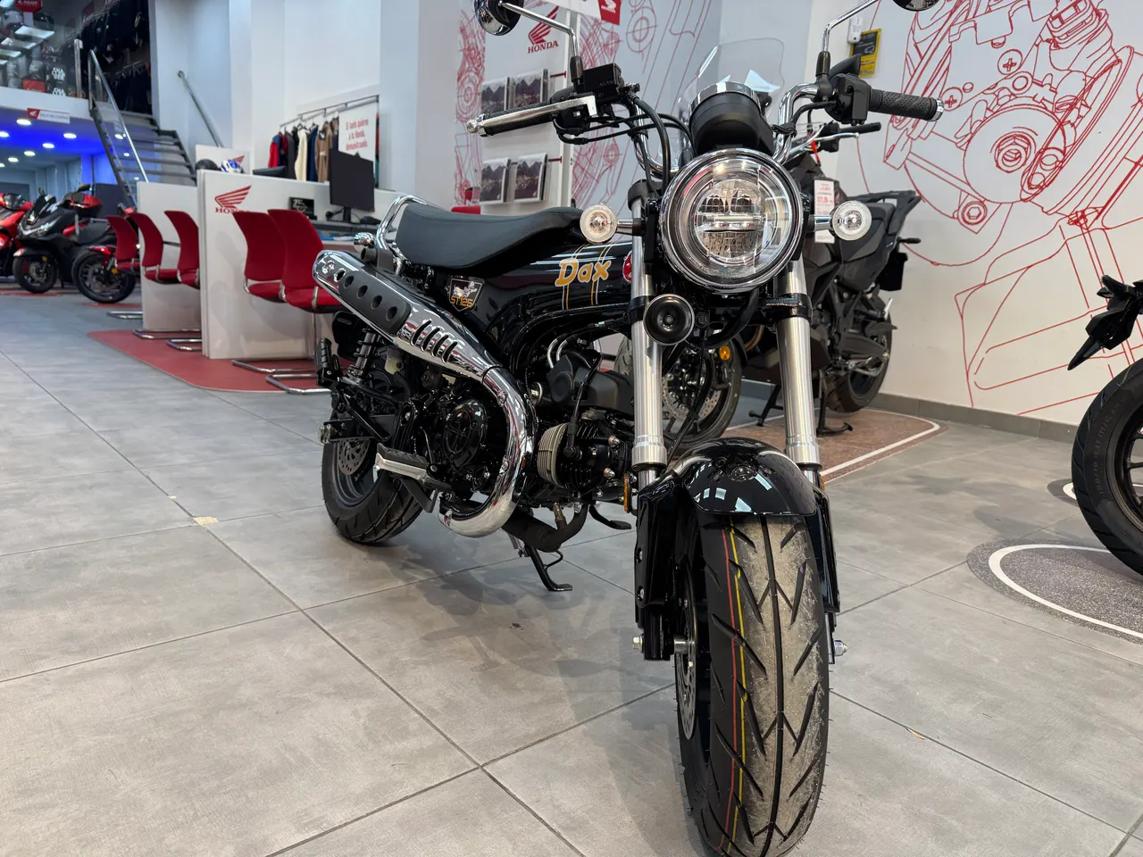 Honda Dax 125 negra en exposición