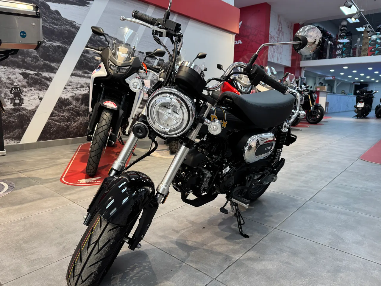 Honda Dax 125 negra perlada en exposición