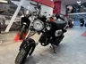 Honda Dax 125 negra perlada en exposición