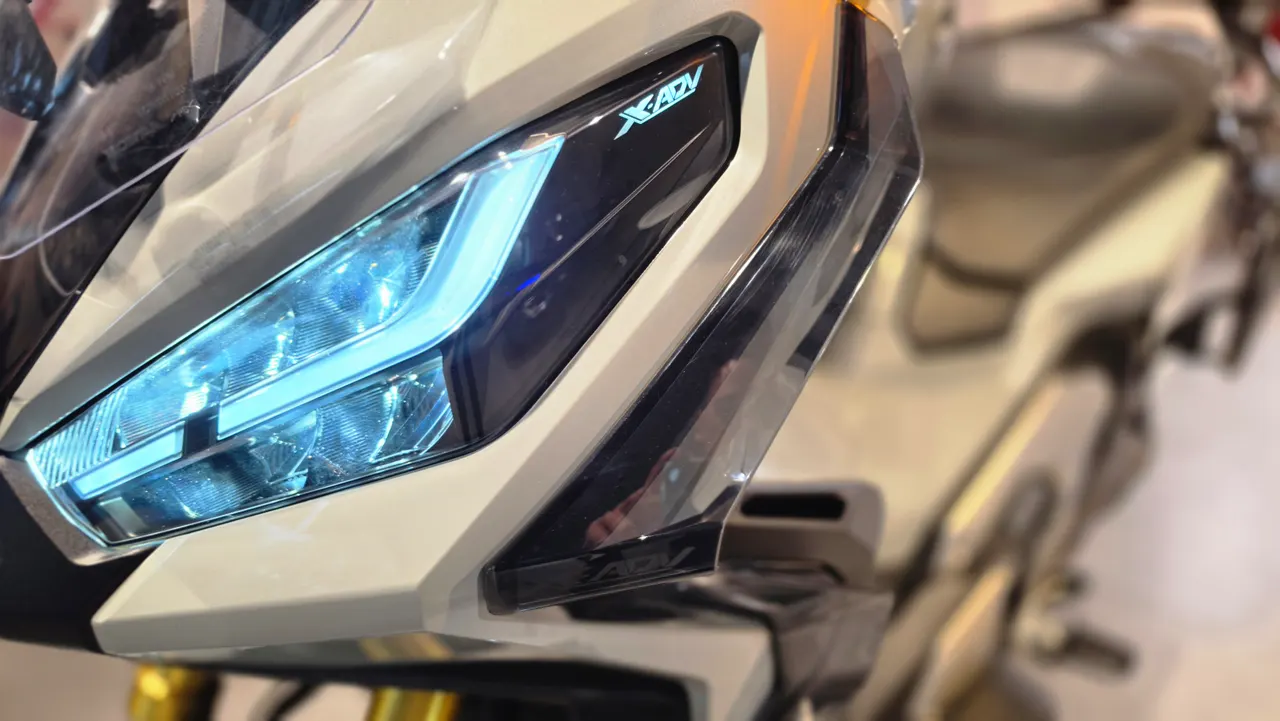 Detalle del faro LED de una moto Honda X-ADV