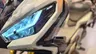 Detalle del faro LED de una moto Honda X-ADV