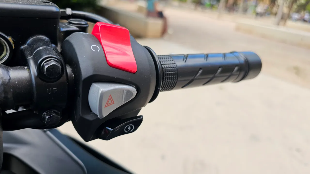 Detalle del manillar de una moto Honda CBR 500R
