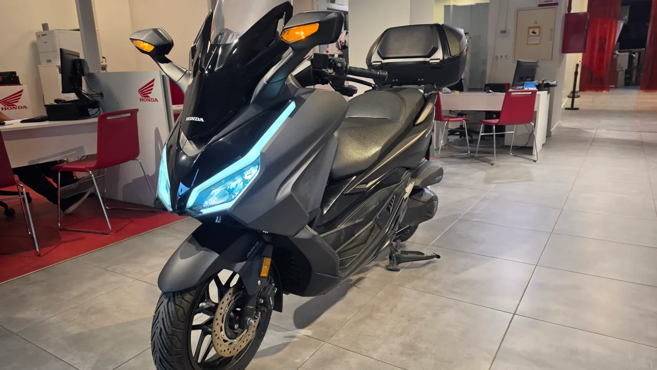 Honda Forza 350 negra con baúl de segunda mano