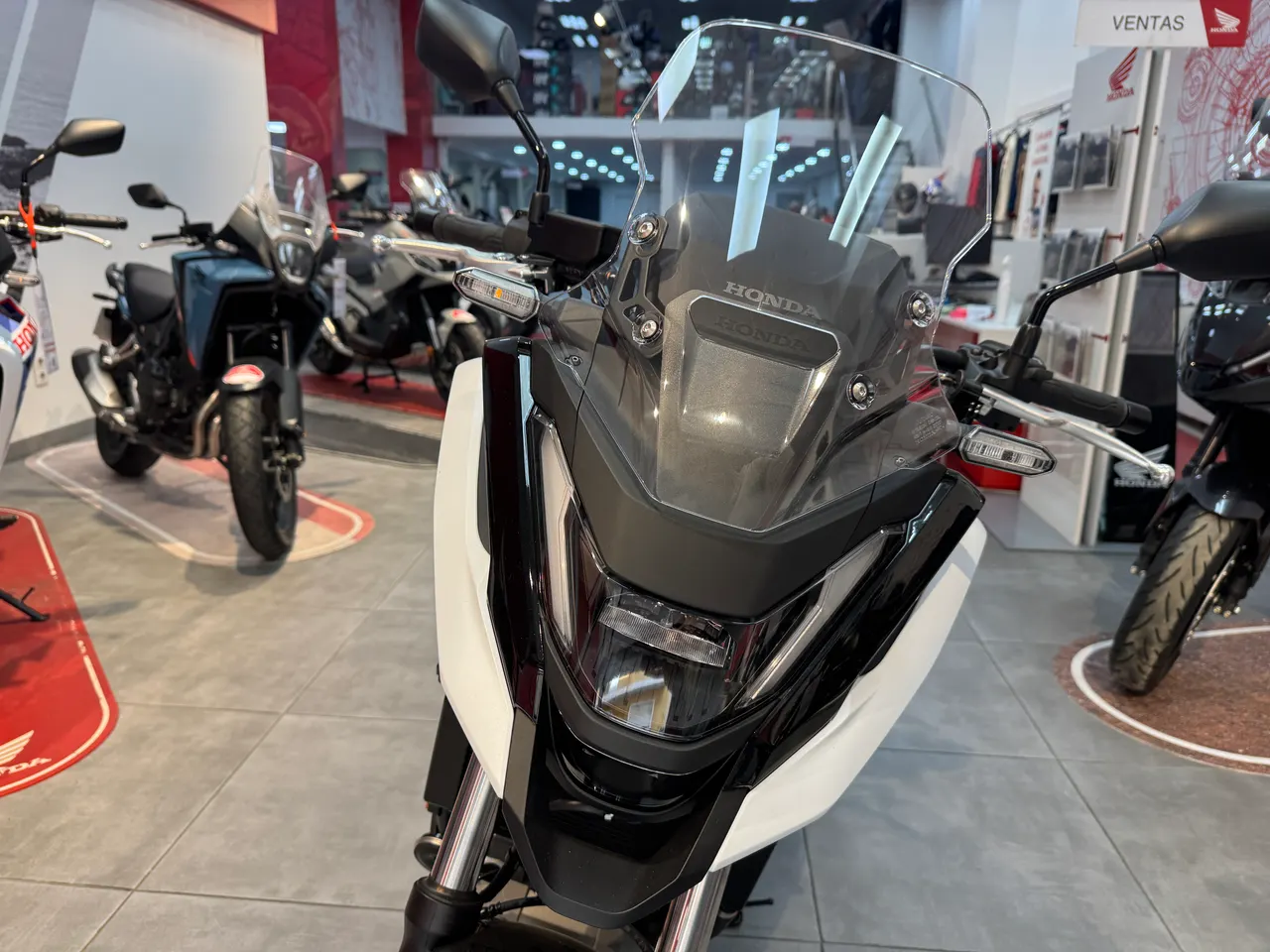 Frontal de moto Honda NC750X blanca en exposición