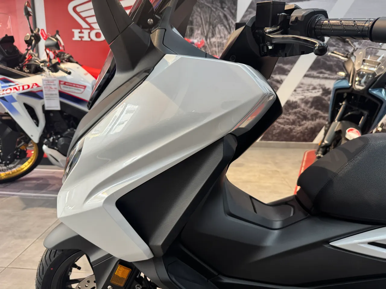 Scooter Honda Forza 125 en color blanco perlado
