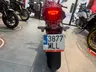 Vista trasera de una moto Honda con matrícula