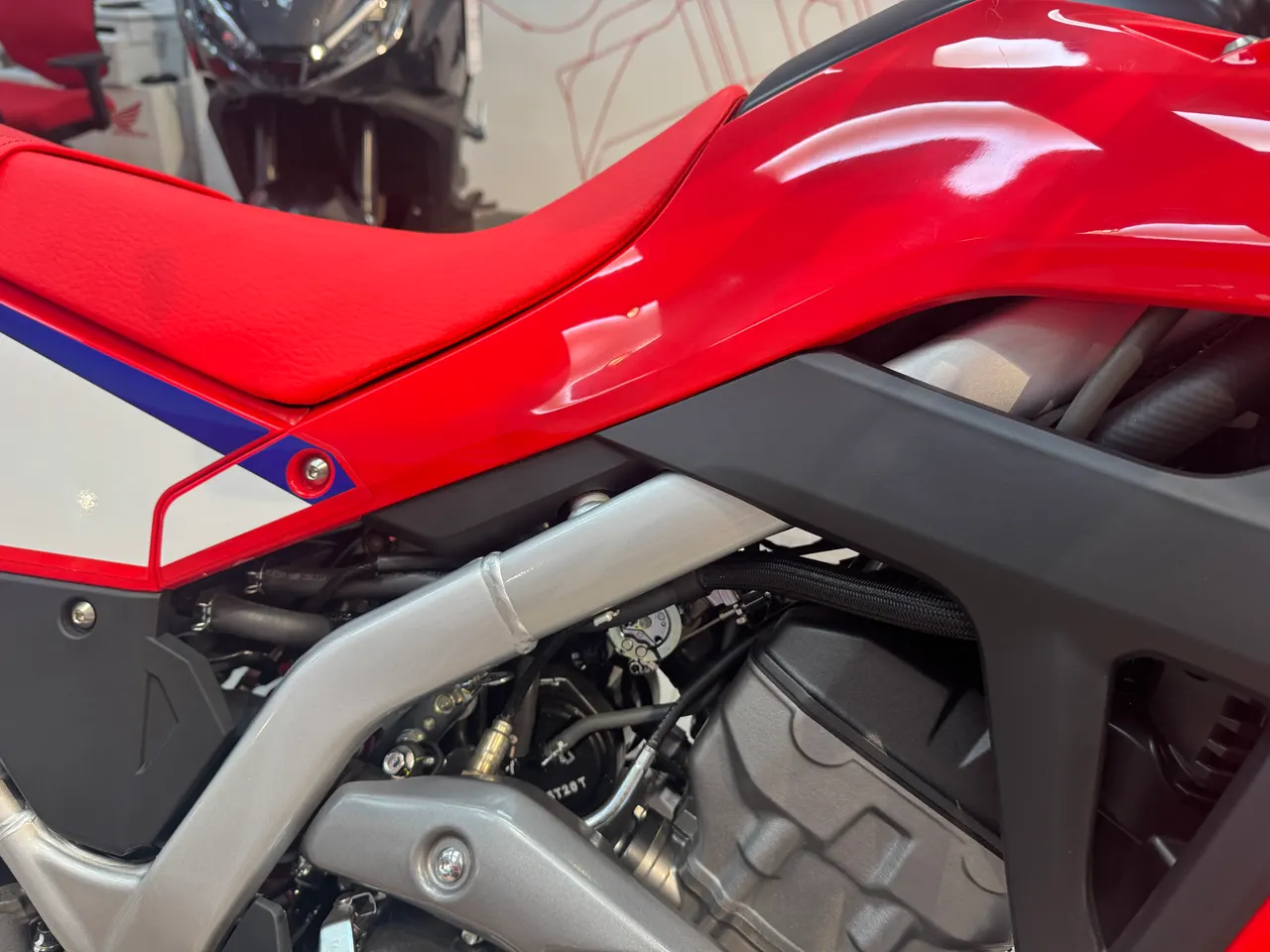 Detalle bastidor de la Honda CRF300L roja con asiento y depósito
