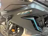 Detalle lateral de una moto Honda CBR650R negra con detalles azules