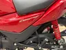 Detalle lateral de moto Honda CB125F color rojo